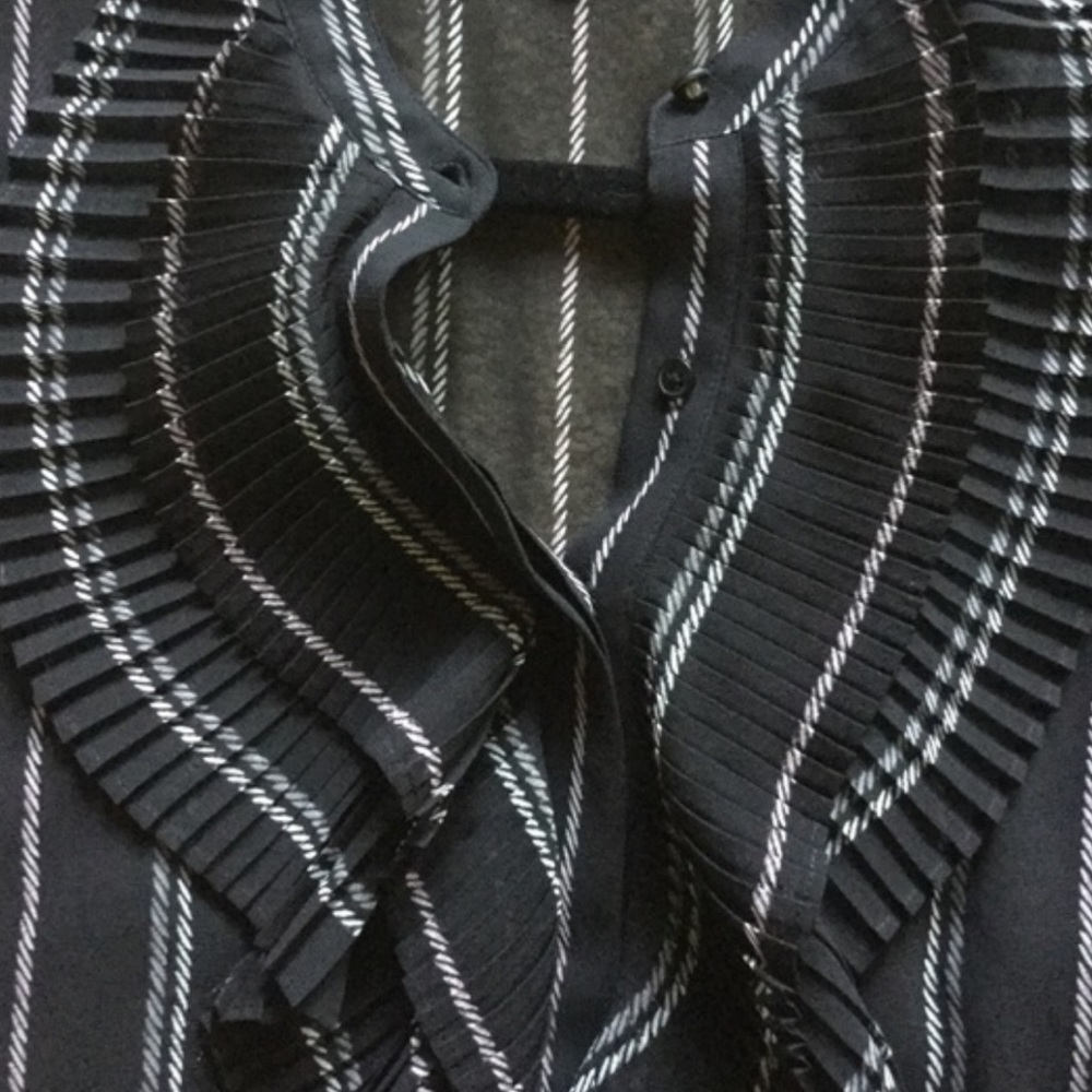 White House Black Market Pleated Ruffle Blouse Top - Picture 8 of 8